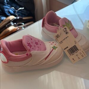 Reebok kids peppa pig 🐷 Pink and white Sneakers slide on. Size 5 NWT